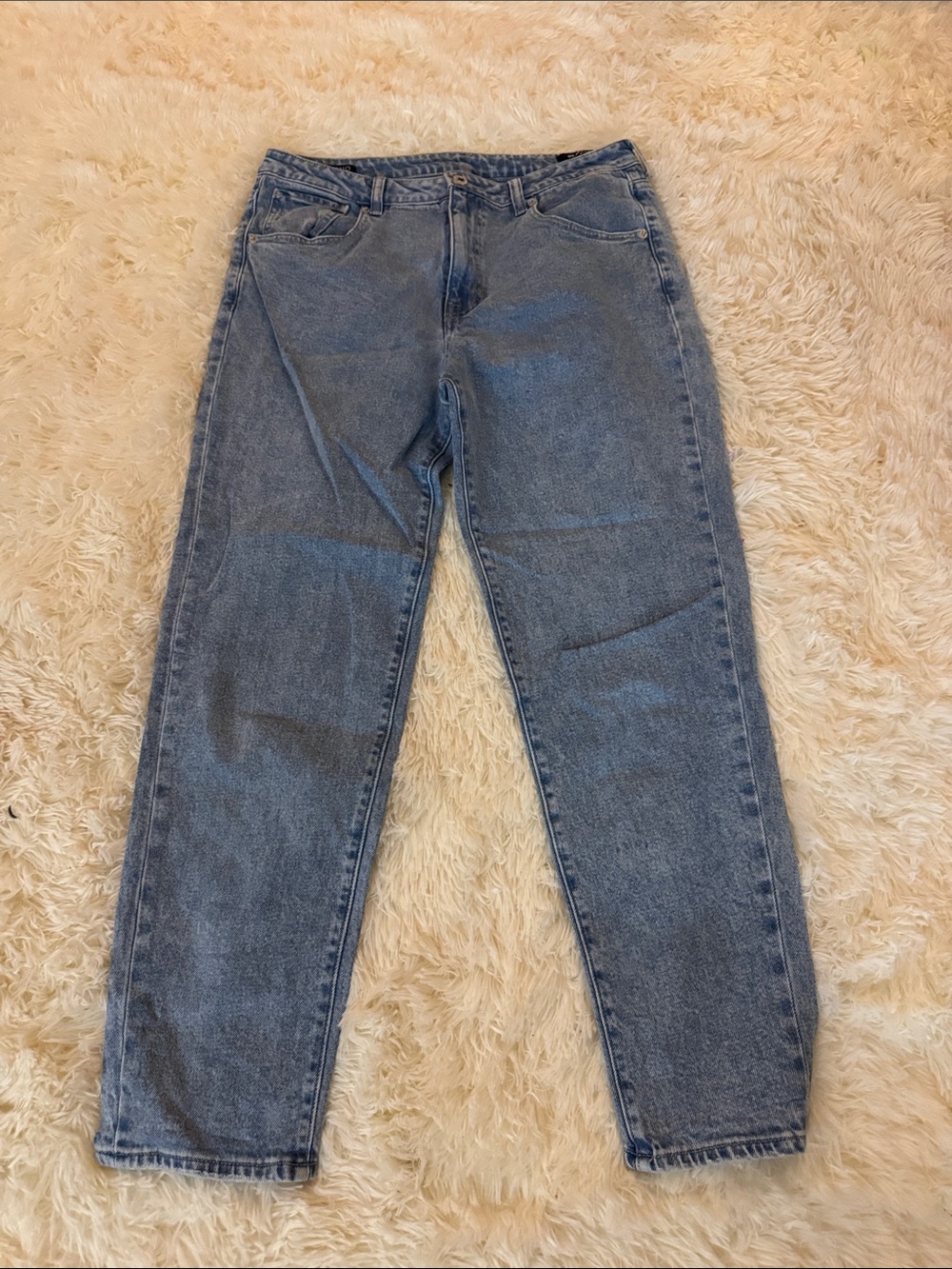 BUFFALO DAVID BUTTON LIGHT WASH MOM JEANS